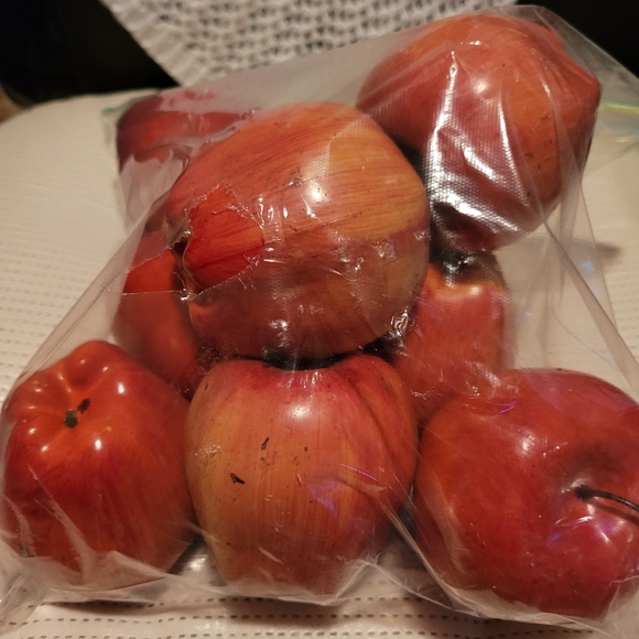 ApplesFake red delicious - Picture 1 of 3